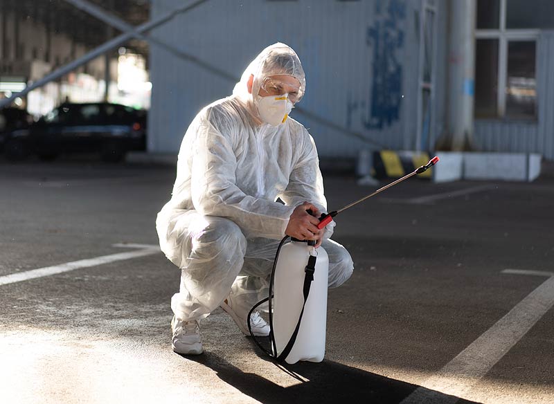 Technicien en désinsectisation prépare son matériel